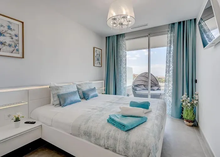 Luxury Apartment. Heated Pool. Ac. Ocean View! אדחה