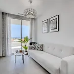 Luxury Apartment. Heated Pool. Ac. Ocean View!