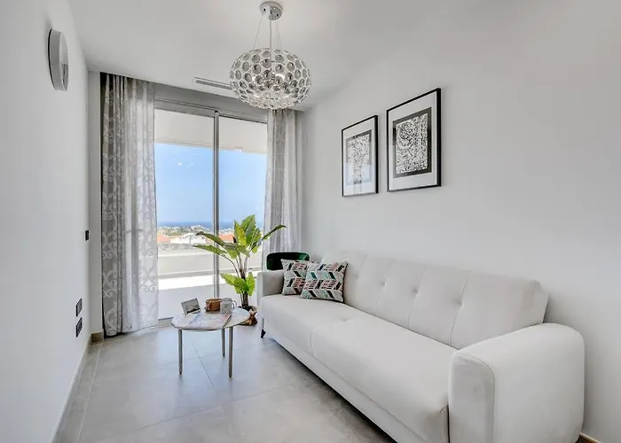 Luxury Apartment. Heated Pool. Ac. Ocean View!